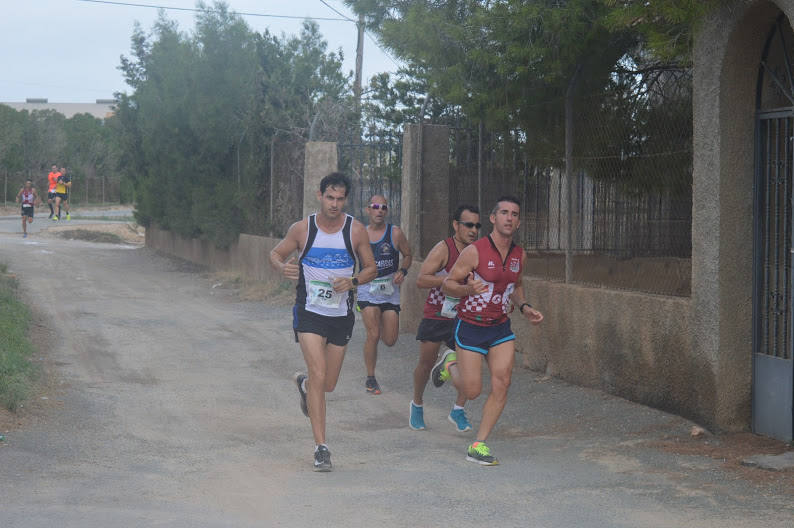 El ganador masculino completa los 9 kilómetros del recorrido en 29:44 minutos, por los 34:23 para la corredora del Mobel Automenor Running Team