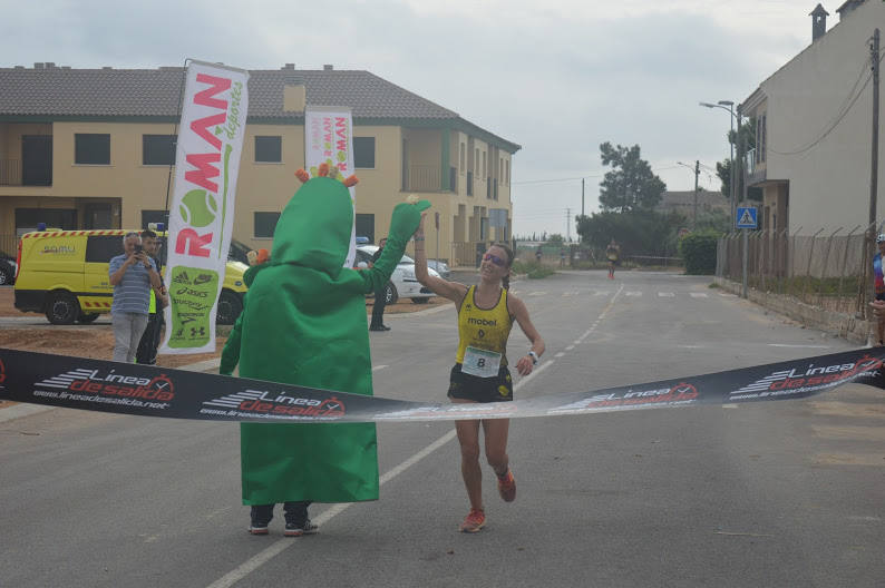 El ganador masculino completa los 9 kilómetros del recorrido en 29:44 minutos, por los 34:23 para la corredora del Mobel Automenor Running Team