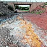 Residuos junto a a la corta 'Los Blancos II'.