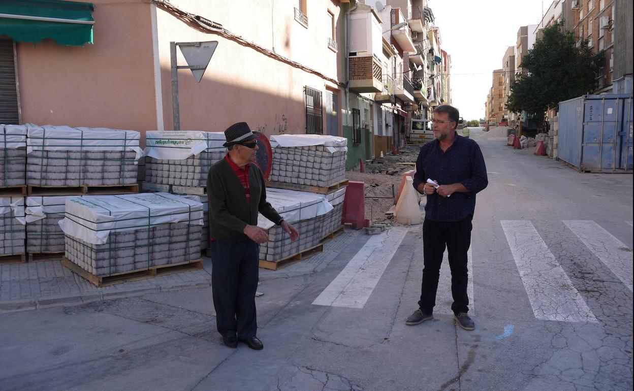 El concejal Francisco Saorín habla con un vecino en una de las calles del barrio de San José Obrero que están siendo remodeladas.