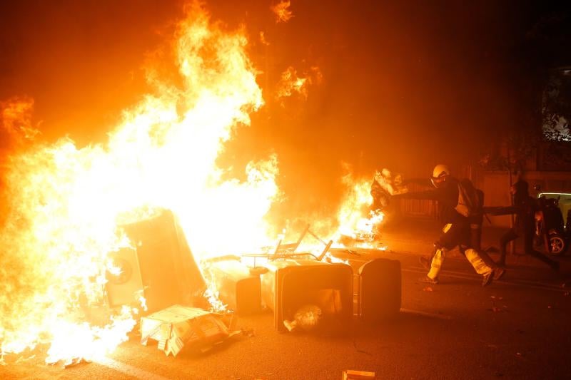 Barricadas de fuego, gritos en favor de la independencia y múltiples objetos en las calles de Barcelona