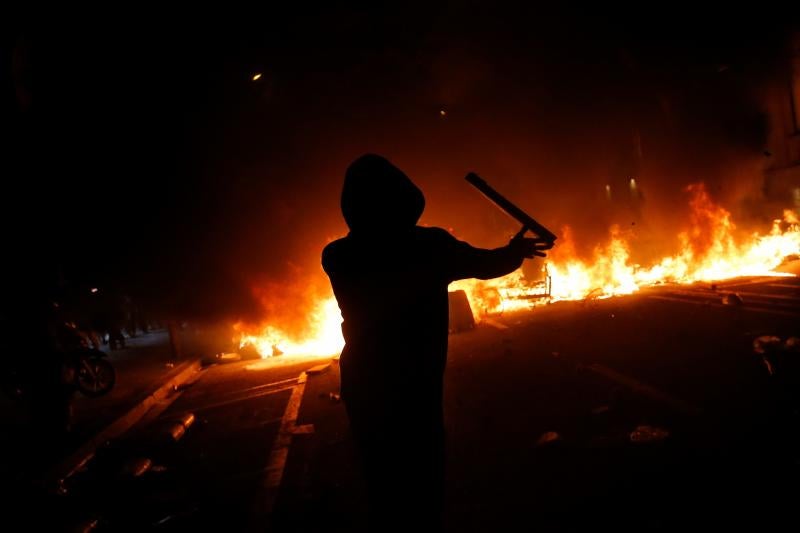 Barricadas de fuego, gritos en favor de la independencia y múltiples objetos en las calles de Barcelona