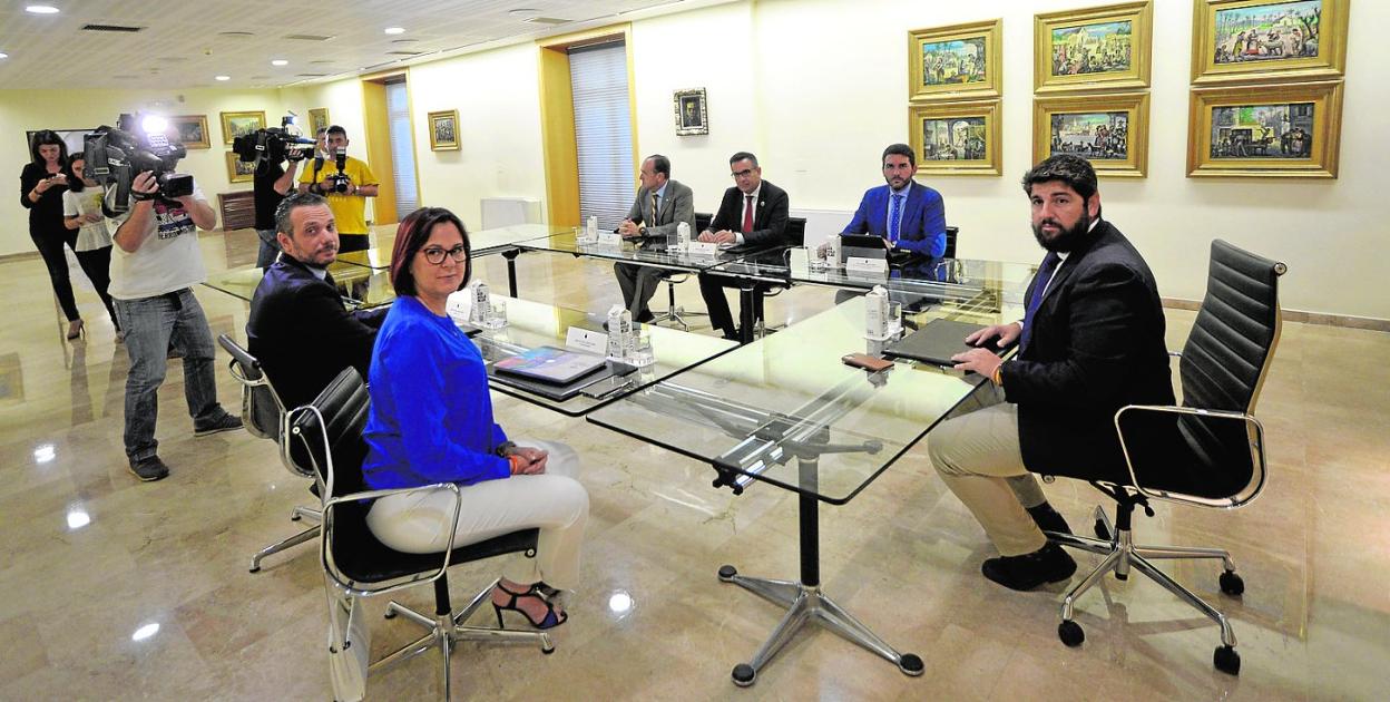 En primer plano, Joaquín Segado, Isabel Franco y López Miras. Al fondo, Luis Gestoso, Diego Conesa y Antonio Luengo. 