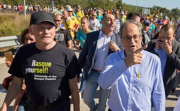 El exlehendakari Juan José Iberretxe y el presidente de la Generalitat, Quim Torra, en una de las marchas hacia Barcelona.