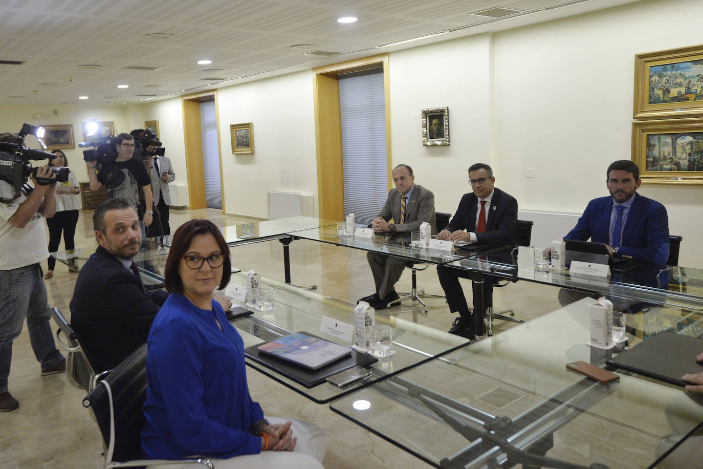 El presidente reúne a los responsables políticos y a los alcaldes en busca del máximo consenso ante la situación crítica de la laguna salada.