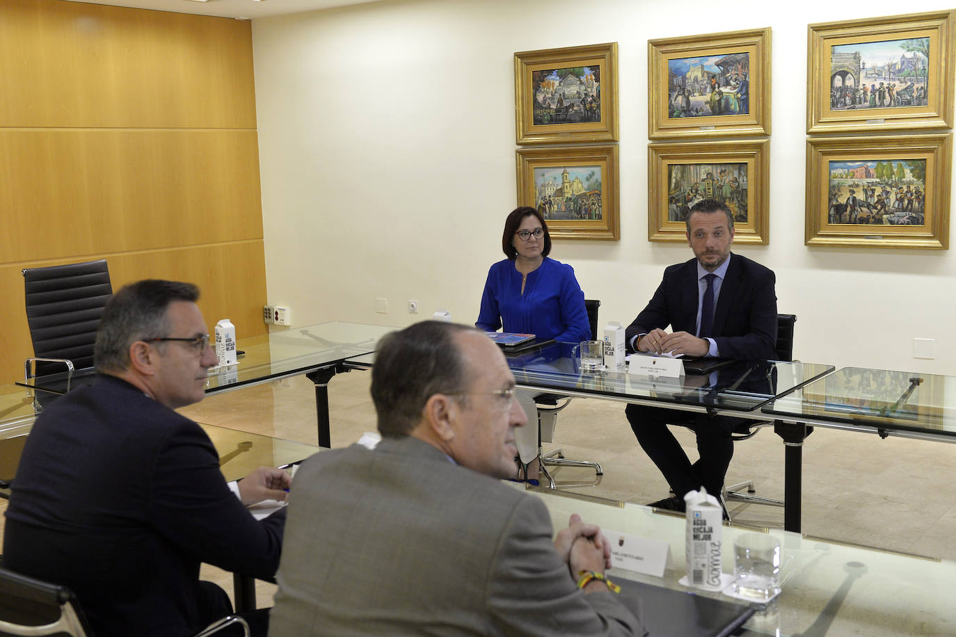 El presidente reúne a los responsables políticos y a los alcaldes en busca del máximo consenso ante la situación crítica de la laguna salada.