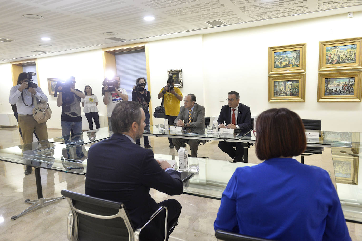 El presidente reúne a los responsables políticos y a los alcaldes en busca del máximo consenso ante la situación crítica de la laguna salada.