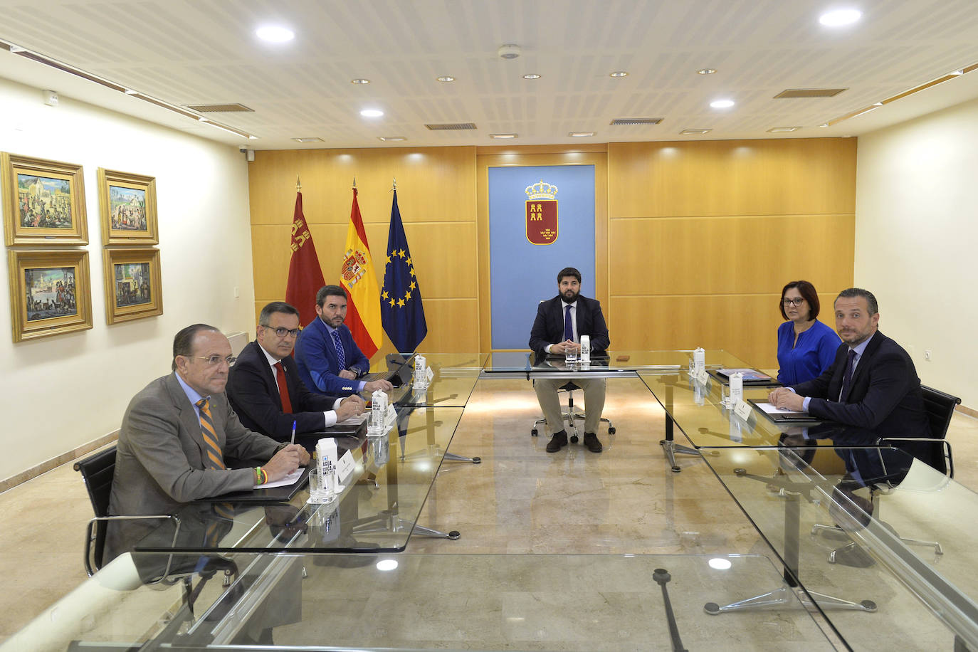 El presidente reúne a los responsables políticos y a los alcaldes en busca del máximo consenso ante la situación crítica de la laguna salada.