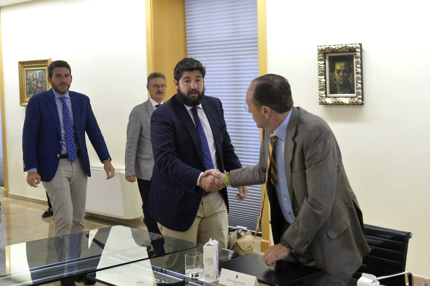 El presidente reúne a los responsables políticos y a los alcaldes en busca del máximo consenso ante la situación crítica de la laguna salada.