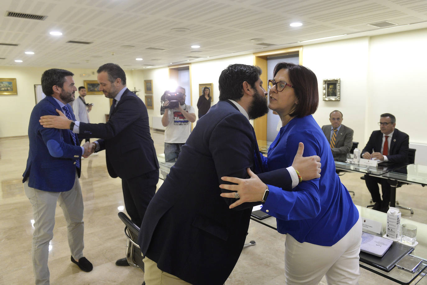 El presidente reúne a los responsables políticos y a los alcaldes en busca del máximo consenso ante la situación crítica de la laguna salada.