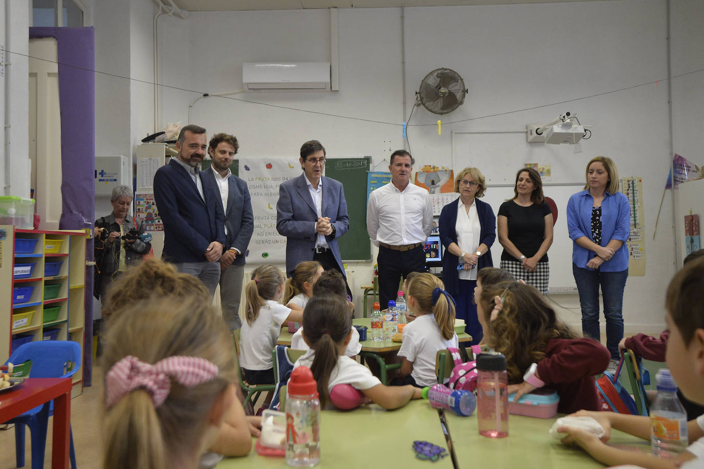 Con motivo del Día Mundial de la Alimentación, Villegas visitó el colegio de Educación Infantil y Primaria Cierva Peñafiel de Murcia, donde destacó que «la infancia es un periodo determinante para inculcar comportamientos para adoptar un estilo de vida sano y fomentar una dieta equilibrada».