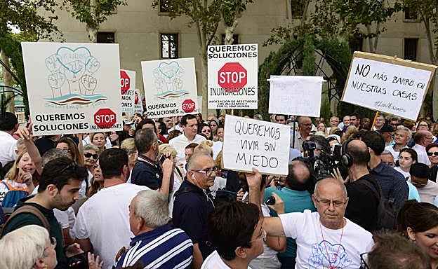 Los manifestantes muestran sus pancartas frente al Palacio de San Esteban.