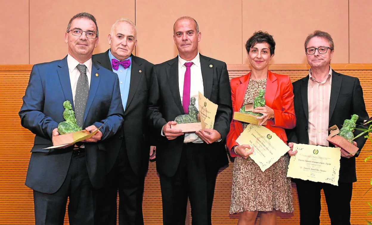 El presidente del Colegio junto a los galardonados con el Premio Joaquín Mompié Monteagudo. 