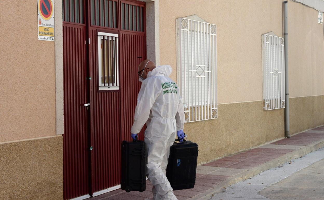Un agente de Criminalística de la Guardia Civil accede a la casa del matrimonio, ayer. CARRIÓN / AGM