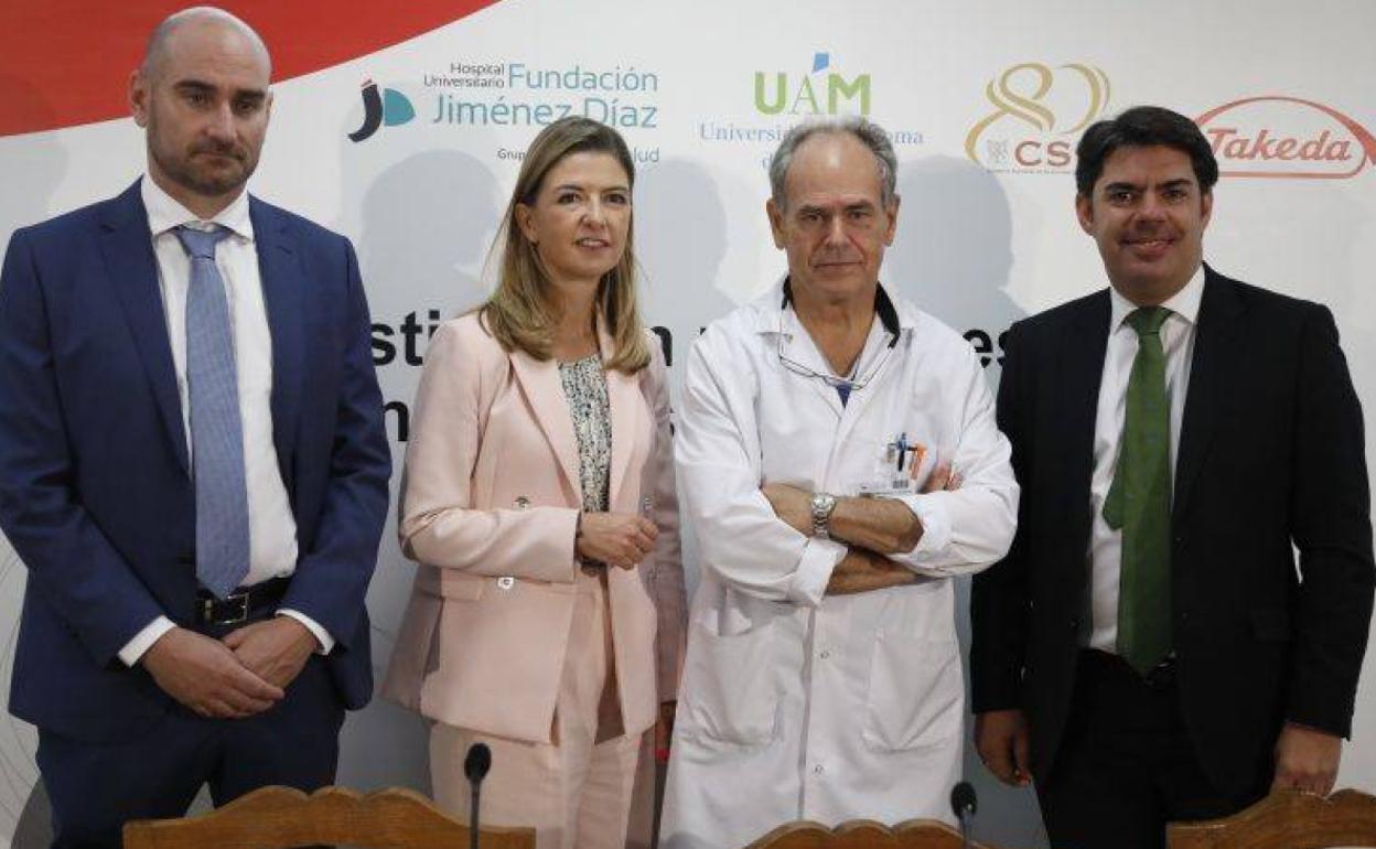 El jefe de Cirugía del Hospital Fundación Jiménez Díaz, Damián García Olmo, (2º izq.), junto con representantes de las diferentes entidades que han liderado el proyecto.
