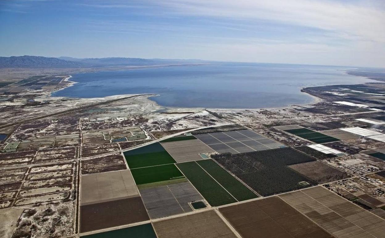 Salton Sea, en el desierto de California, rodeado de cultivos.