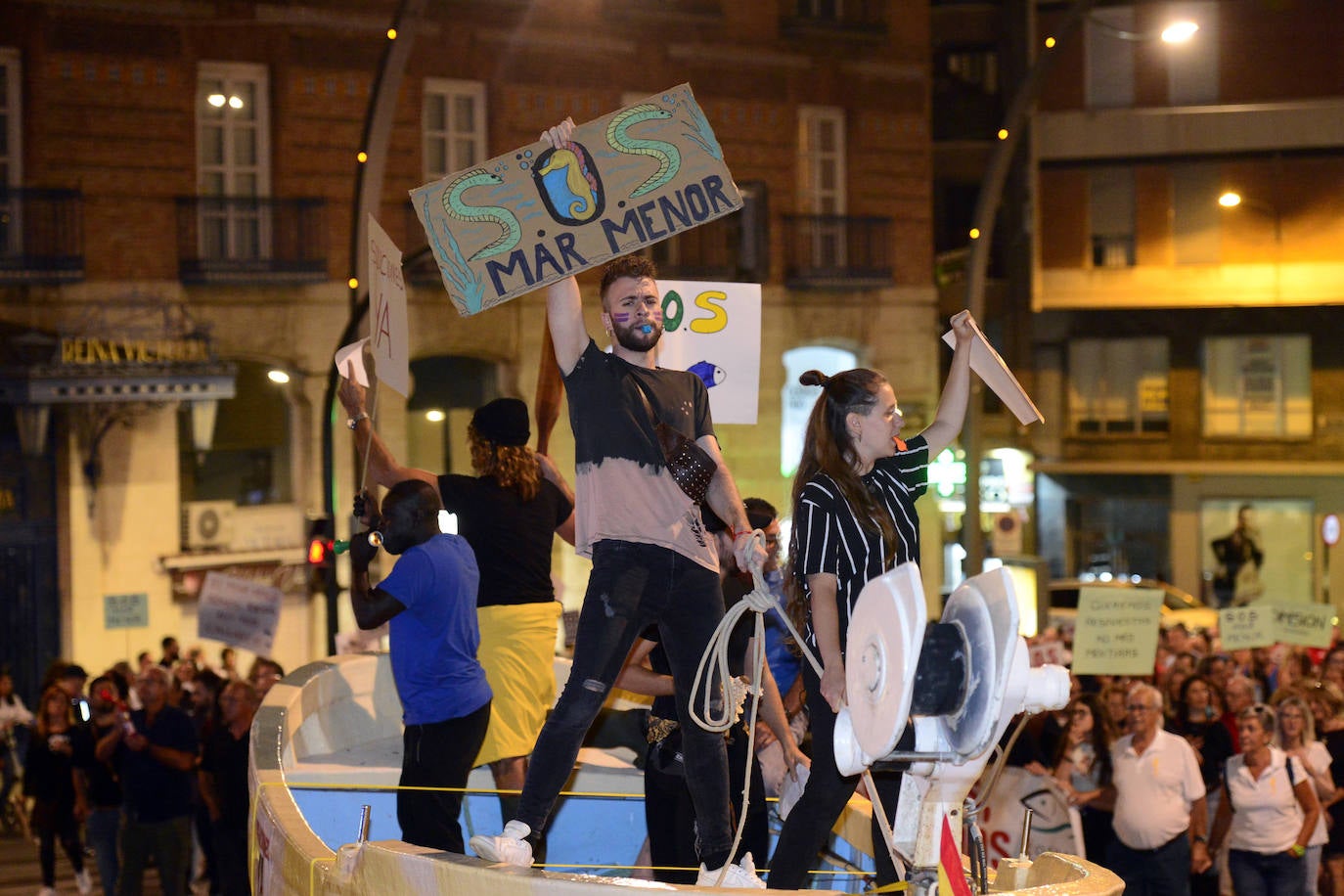 Los alcaldes de San Pedro, San Javier, Los Alcázares y Torre Pacheco, el presidente de la Cofradía de Pescadores de San Pedro y representantes de la plataforma Stop inundaciones se reunieron tras la marcha con el delegado del Gobierno, Francisco Jiménez