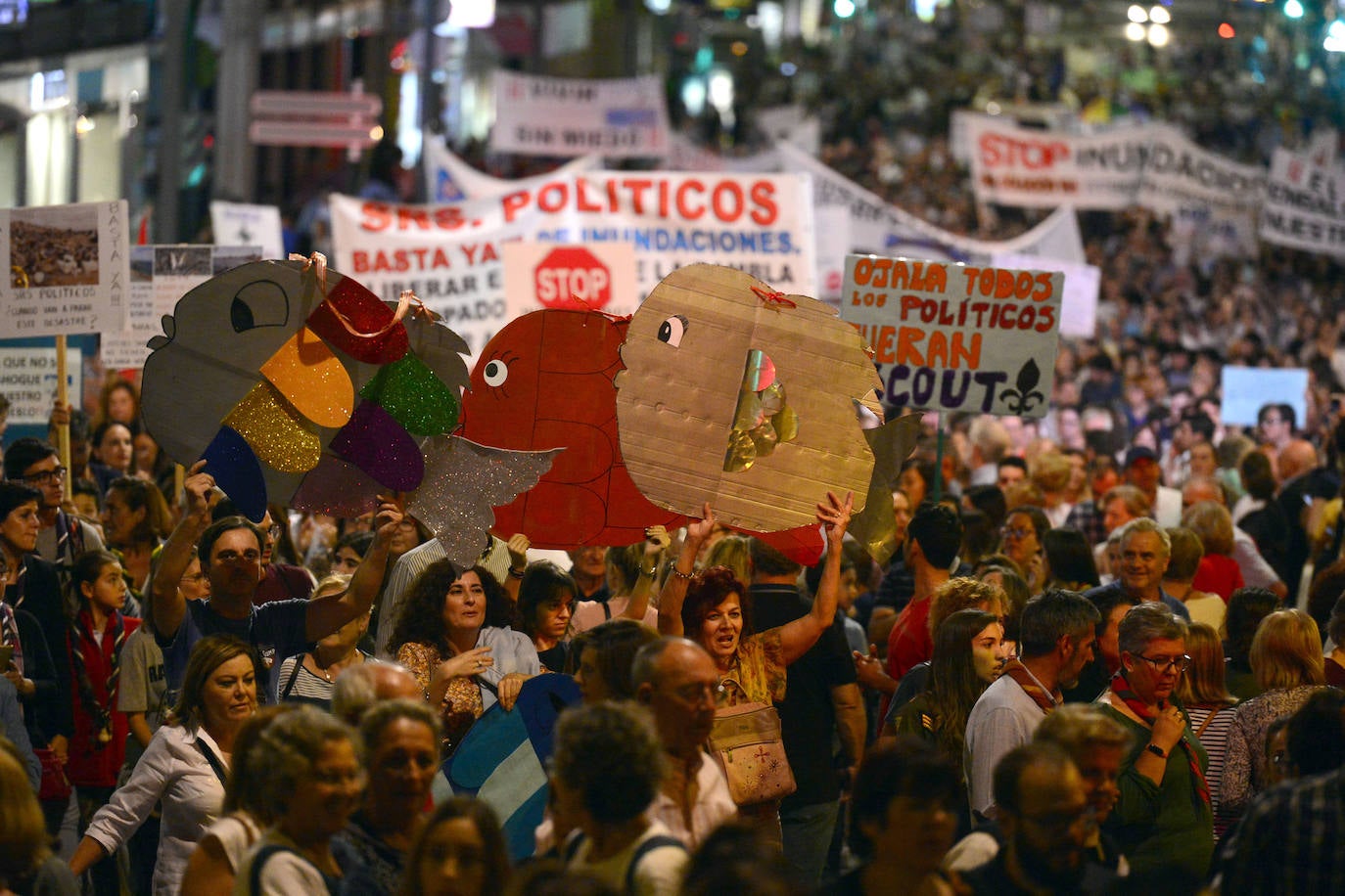 Los alcaldes de San Pedro, San Javier, Los Alcázares y Torre Pacheco, el presidente de la Cofradía de Pescadores de San Pedro y representantes de la plataforma Stop inundaciones se reunieron tras la marcha con el delegado del Gobierno, Francisco Jiménez