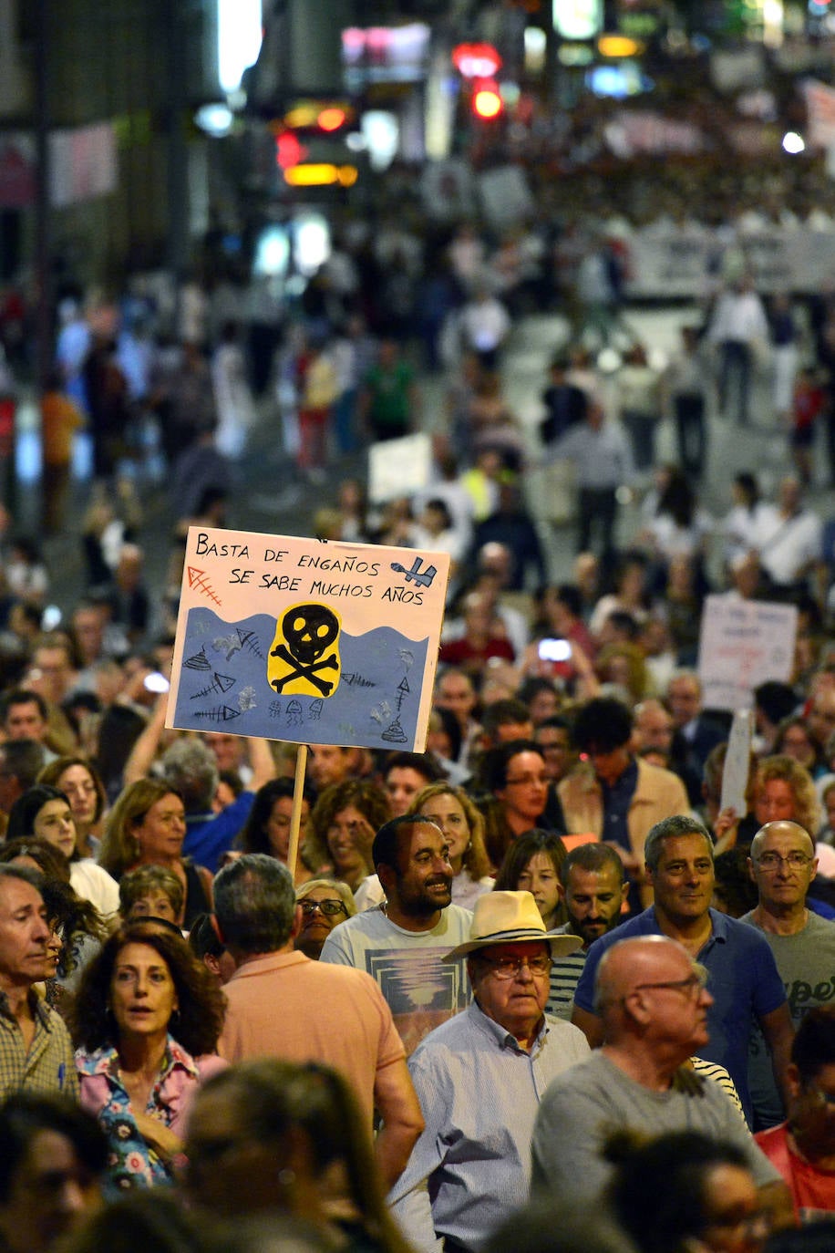 Los alcaldes de San Pedro, San Javier, Los Alcázares y Torre Pacheco, el presidente de la Cofradía de Pescadores de San Pedro y representantes de la plataforma Stop inundaciones se reunieron tras la marcha con el delegado del Gobierno, Francisco Jiménez