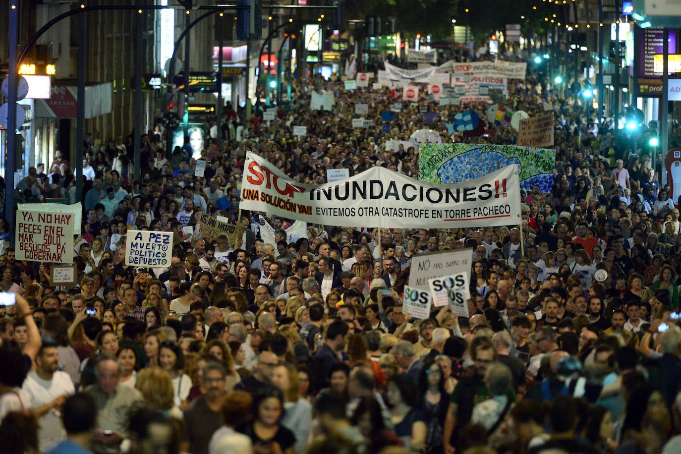 Los alcaldes de San Pedro, San Javier, Los Alcázares y Torre Pacheco, el presidente de la Cofradía de Pescadores de San Pedro y representantes de la plataforma Stop inundaciones se reunieron tras la marcha con el delegado del Gobierno, Francisco Jiménez