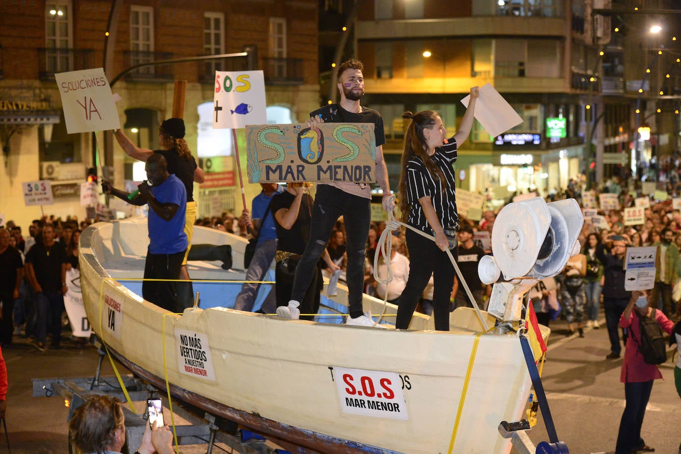 Los alcaldes de San Pedro, San Javier, Los Alcázares y Torre Pacheco, el presidente de la Cofradía de Pescadores de San Pedro y representantes de la plataforma Stop inundaciones se reunieron tras la marcha con el delegado del Gobierno, Francisco Jiménez