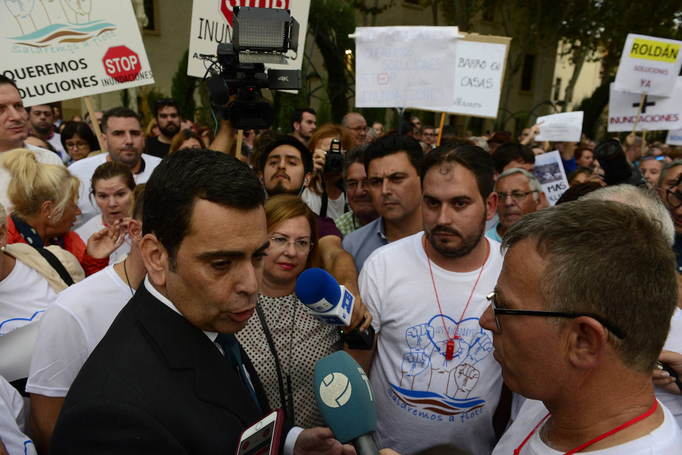 Los alcaldes de San Pedro, San Javier, Los Alcázares y Torre Pacheco, el presidente de la Cofradía de Pescadores de San Pedro y representantes de la plataforma Stop inundaciones se reunieron tras la marcha con el delegado del Gobierno, Francisco Jiménez