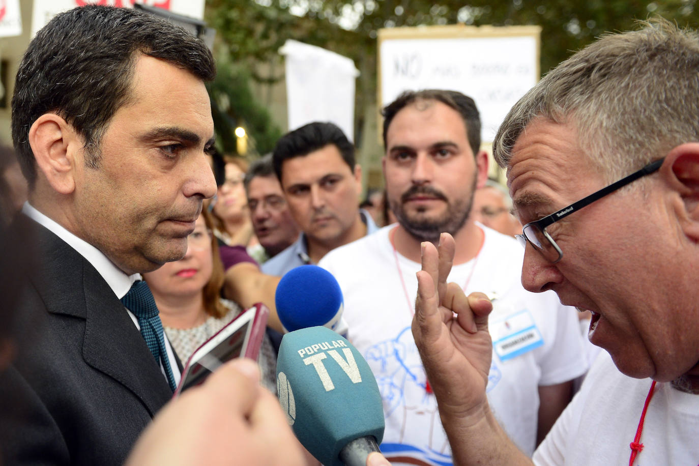 Los alcaldes de San Pedro, San Javier, Los Alcázares y Torre Pacheco, el presidente de la Cofradía de Pescadores de San Pedro y representantes de la plataforma Stop inundaciones se reunieron tras la marcha con el delegado del Gobierno, Francisco Jiménez