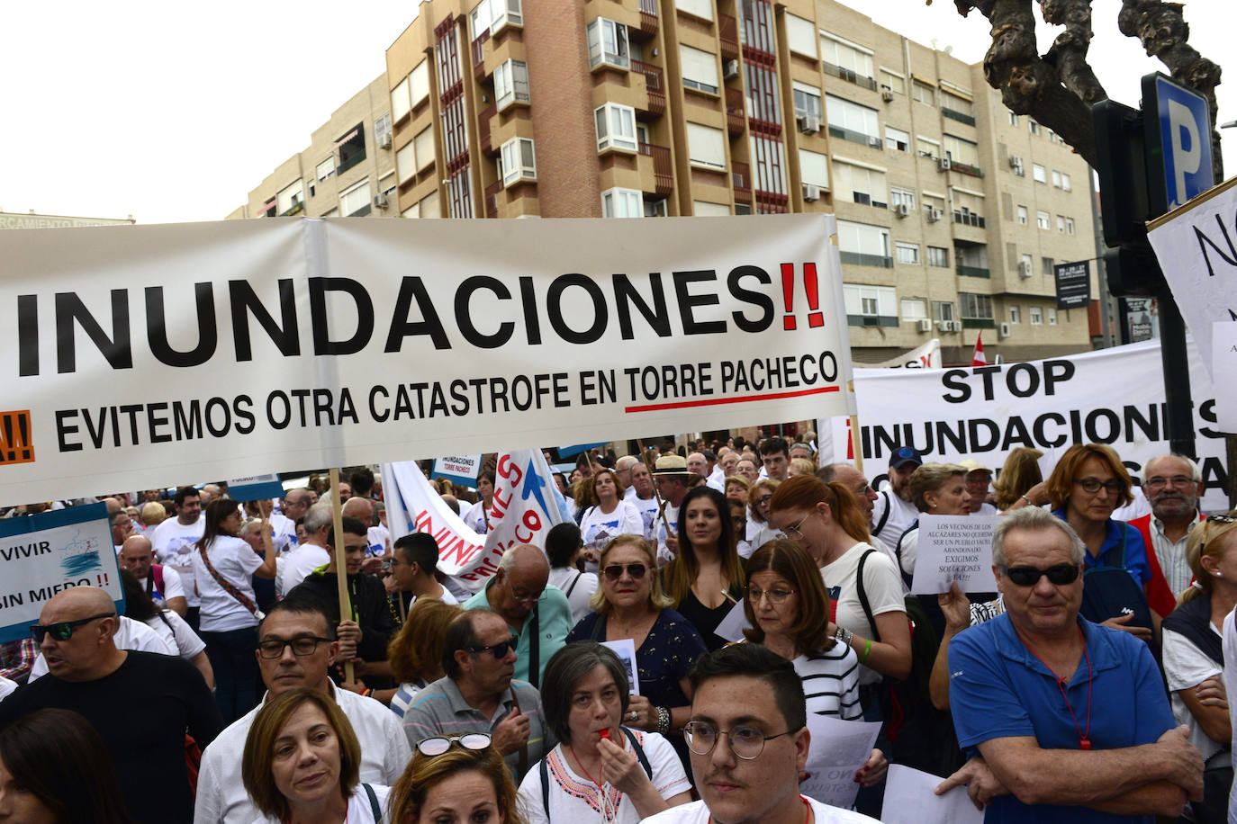 Los alcaldes de San Pedro, San Javier, Los Alcázares y Torre Pacheco, el presidente de la Cofradía de Pescadores de San Pedro y representantes de la plataforma Stop inundaciones se reunieron tras la marcha con el delegado del Gobierno, Francisco Jiménez