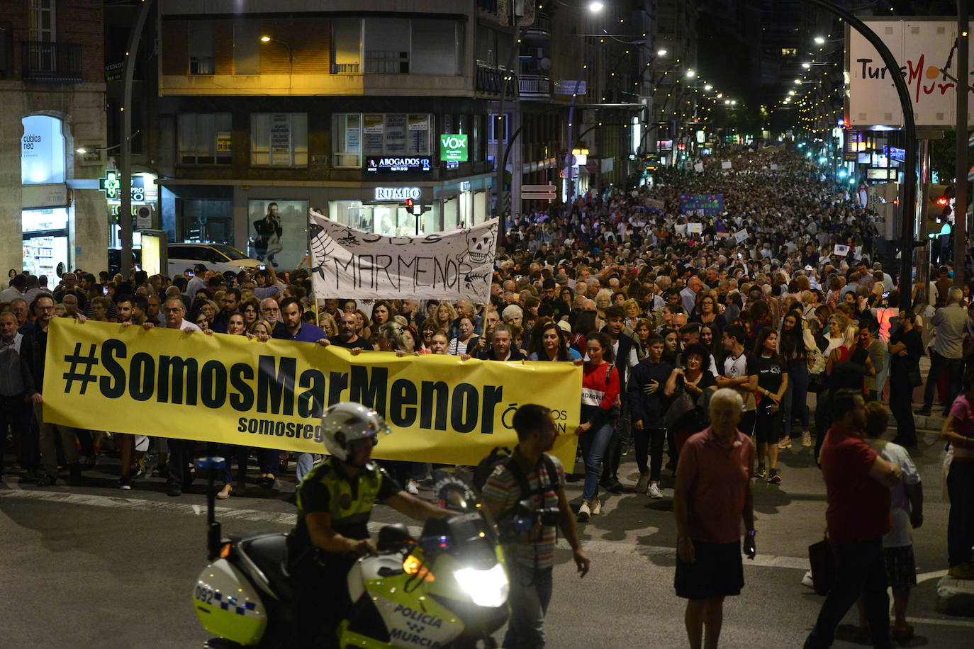 Los alcaldes de San Pedro, San Javier, Los Alcázares y Torre Pacheco, el presidente de la Cofradía de Pescadores de San Pedro y representantes de la plataforma Stop inundaciones se reunieron tras la marcha con el delegado del Gobierno, Francisco Jiménez