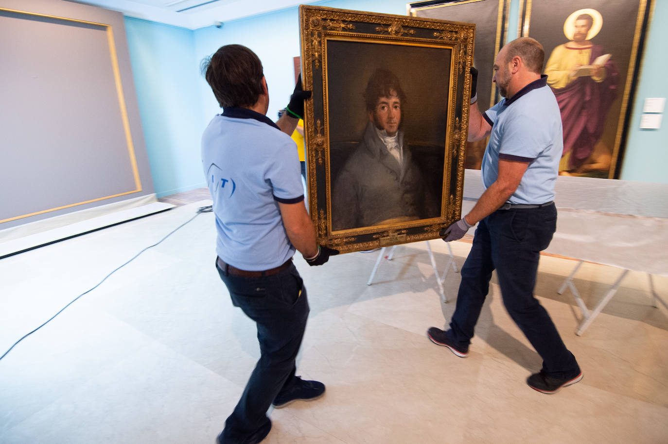 Dos técnicos cuelgan el retrato de Isidoro Máiquez, esta mañana en el Mubam.