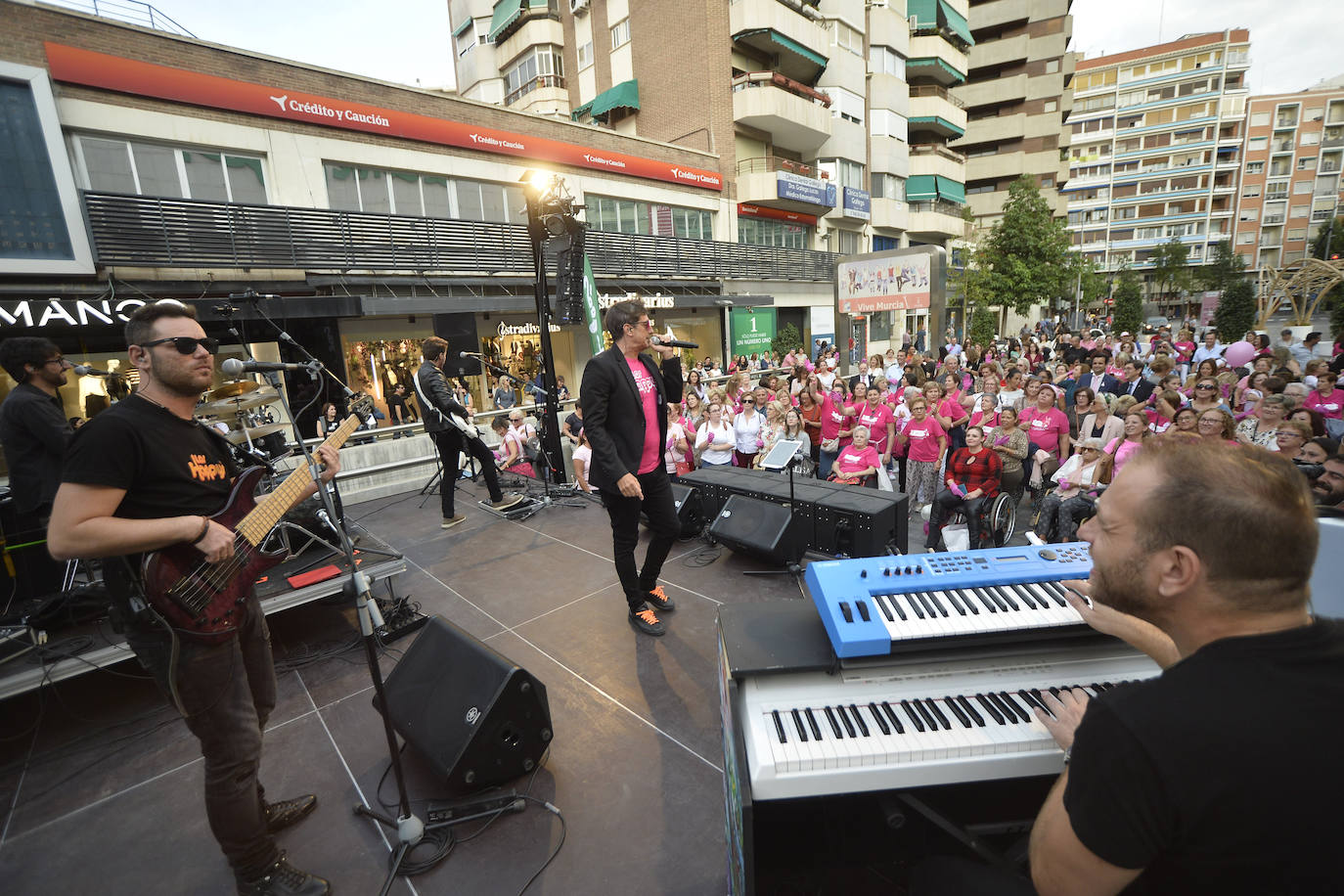 La AECC celebró este viernes un homenaje a las mujeres diagnosticadas de la enfermedad