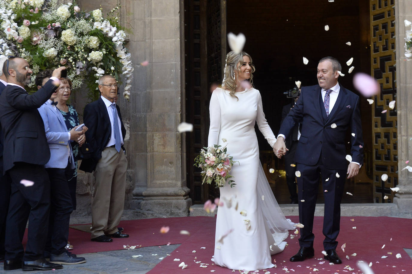 Unos 400 invitados, entre ellos numerosos rostros conocidos de la vida política, económica y social de la Región, asiten al enlace del presidente de Grupo Sureste, Raúl Colucho, y su ya esposa, Beatriz Marín Soto