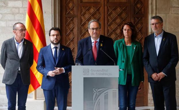 Torra, junto a su vicepresidente, Pere Aragonés (2i), y los alcaldes de Girona, Marta Madrenas, Tarragona, Pau Ricomà (d), y Lleida, Miquel Pueyo (i). 