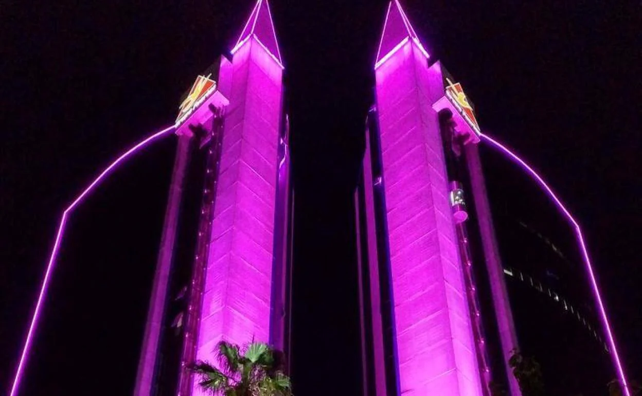 El edificio Urban Center, este viernes, iluminado de rosa.