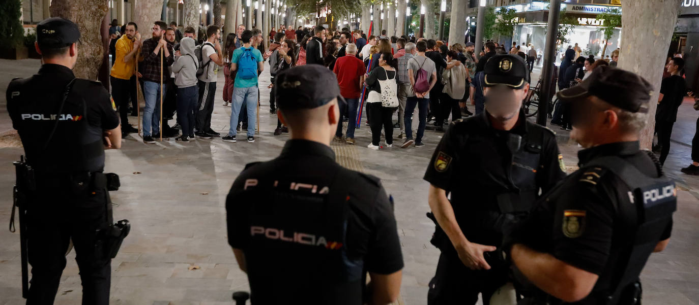 Las protestas en Cataluña tuvieron un pequeño eco en la Región con una protesta de un grupo de personas de extrema izquierda que se manifestó en pleno centro de Murcia 