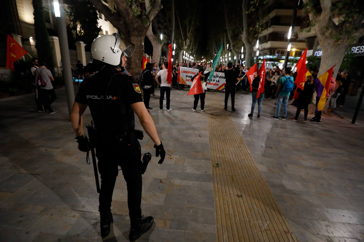 Las protestas en Cataluña tuvieron un pequeño eco en la Región con una protesta de un grupo de personas de extrema izquierda que se manifestó en pleno centro de Murcia 