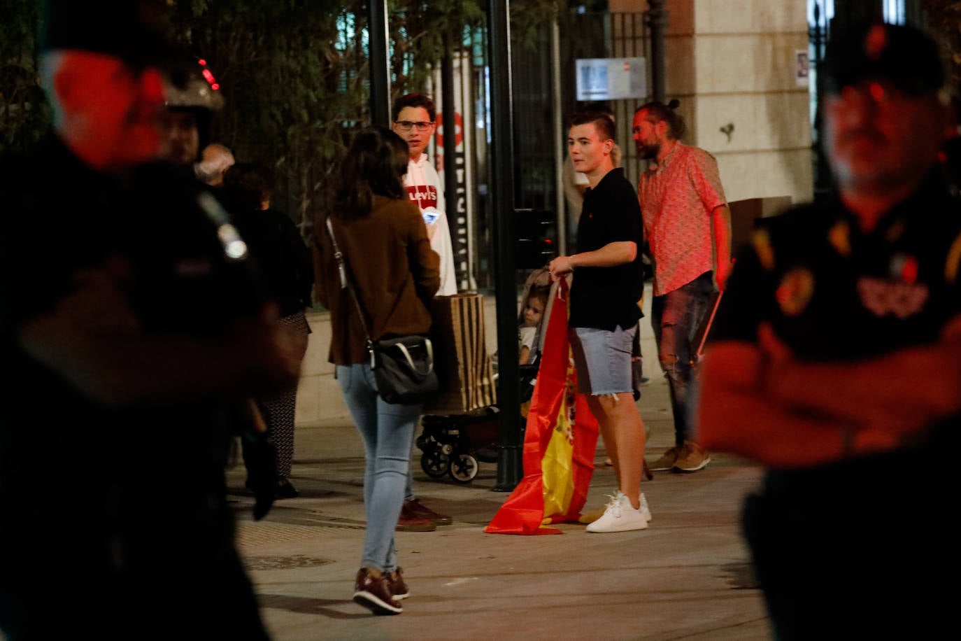 Las protestas en Cataluña tuvieron un pequeño eco en la Región con una protesta de un grupo de personas de extrema izquierda que se manifestó en pleno centro de Murcia 