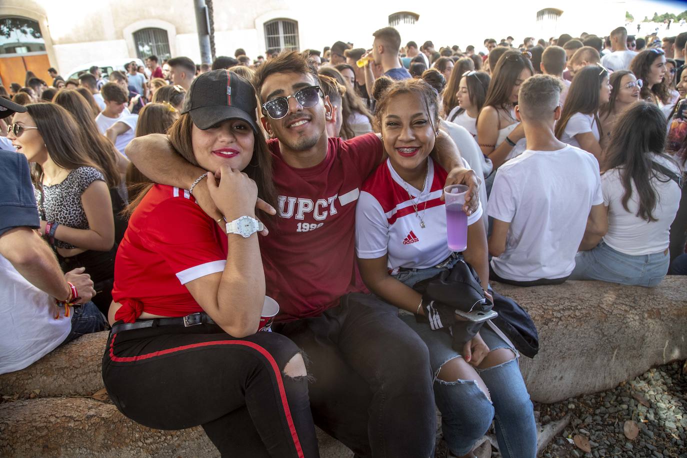 Una monumental paella, bebida, música y animación atrajeron a cientos de alumnos a la celebración del inicio del año académico