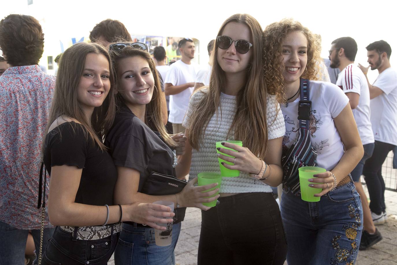 Una monumental paella, bebida, música y animación atrajeron a cientos de alumnos a la celebración del inicio del año académico