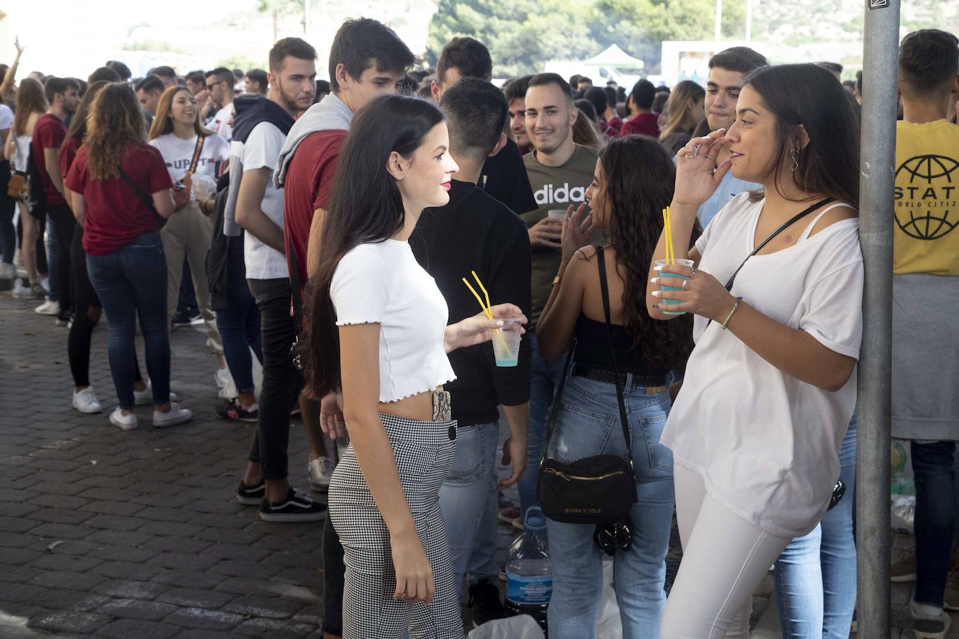 Una monumental paella, bebida, música y animación atrajeron a cientos de alumnos a la celebración del inicio del año académico