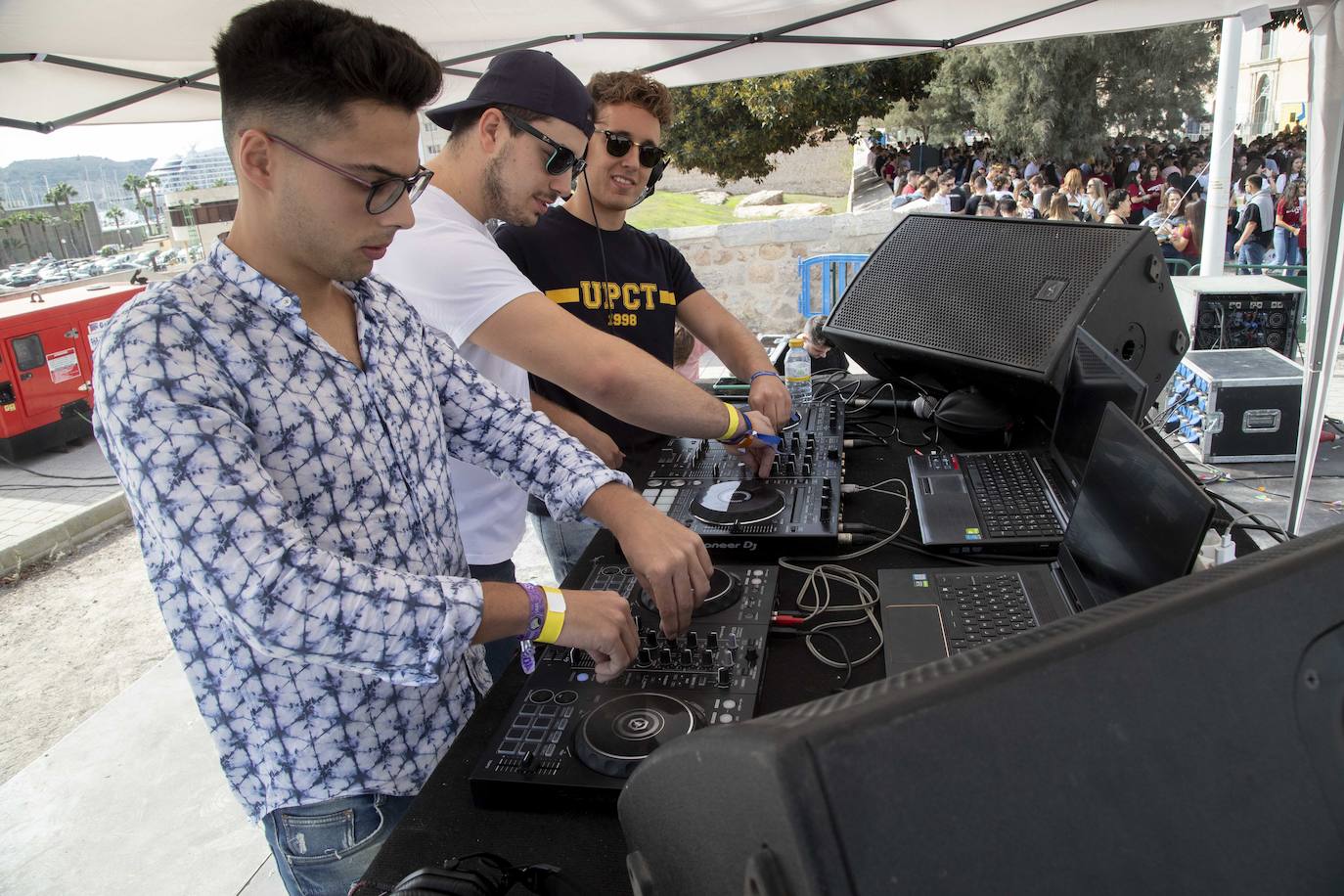 Una monumental paella, bebida, música y animación atrajeron a cientos de alumnos a la celebración del inicio del año académico