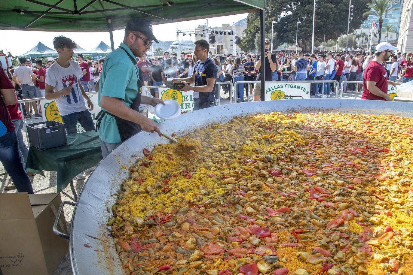 Una monumental paella, bebida, música y animación atrajeron a cientos de alumnos a la celebración del inicio del año académico