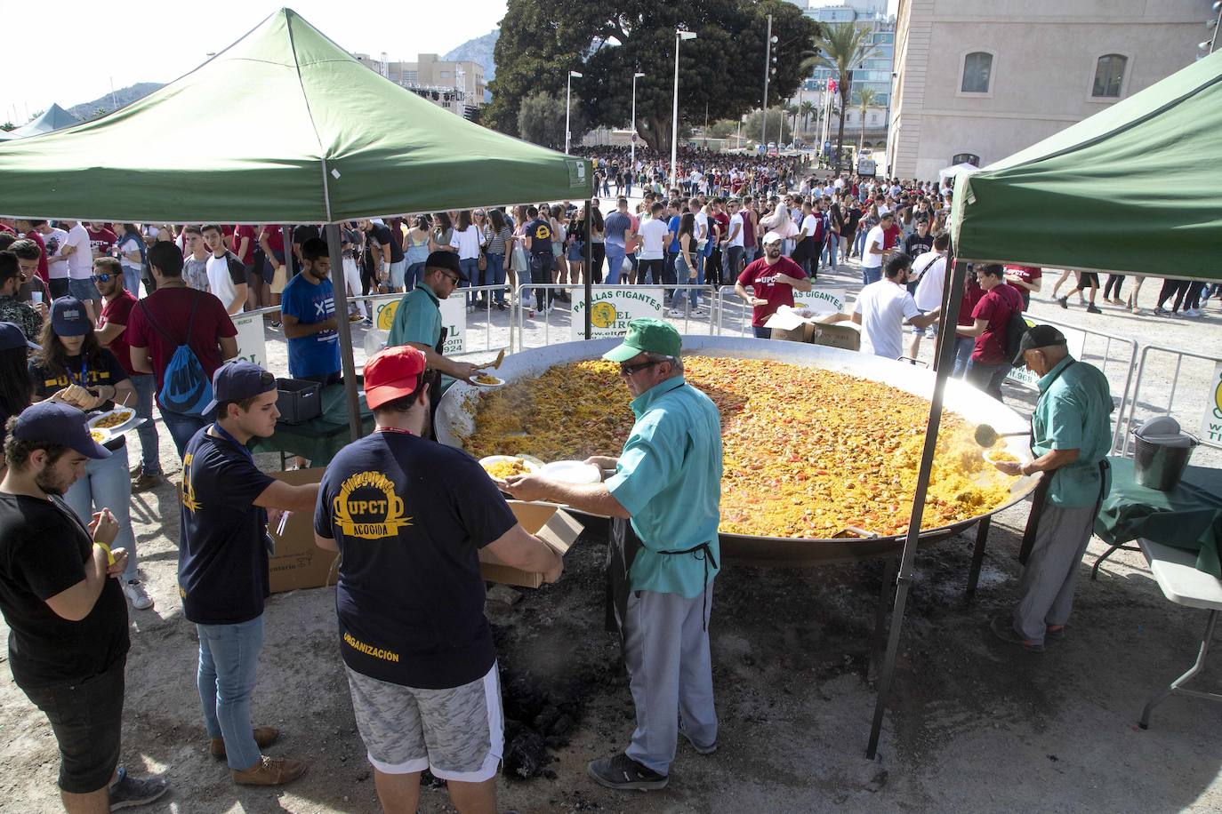 Una monumental paella, bebida, música y animación atrajeron a cientos de alumnos a la celebración del inicio del año académico