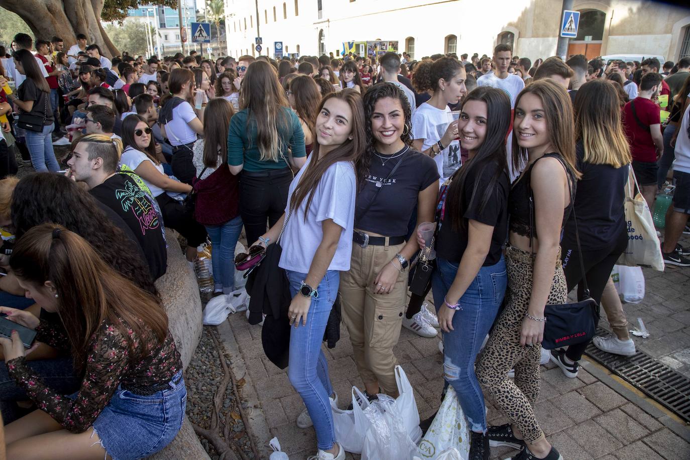 Una monumental paella, bebida, música y animación atrajeron a cientos de alumnos a la celebración del inicio del año académico