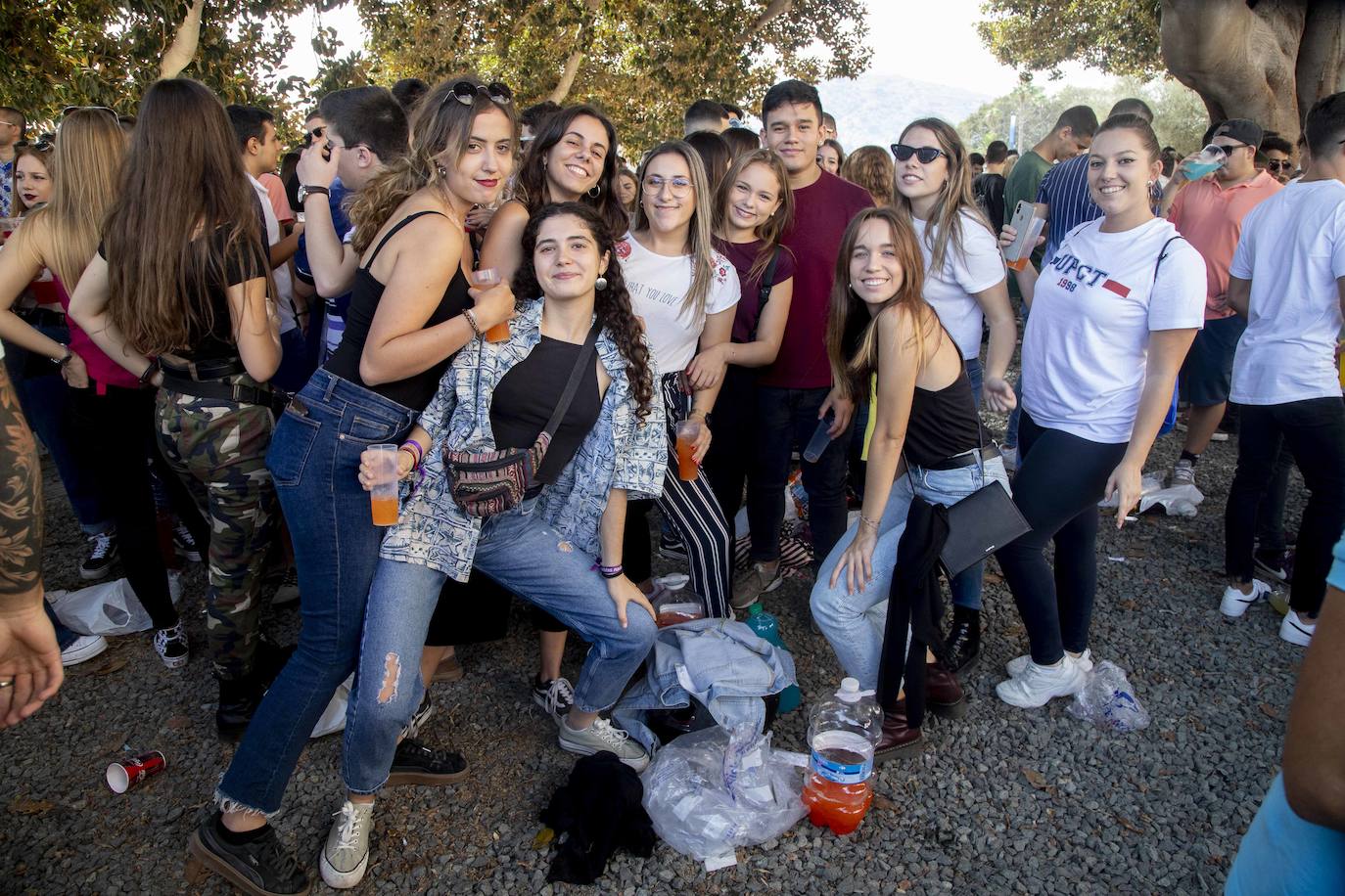 Una monumental paella, bebida, música y animación atrajeron a cientos de alumnos a la celebración del inicio del año académico