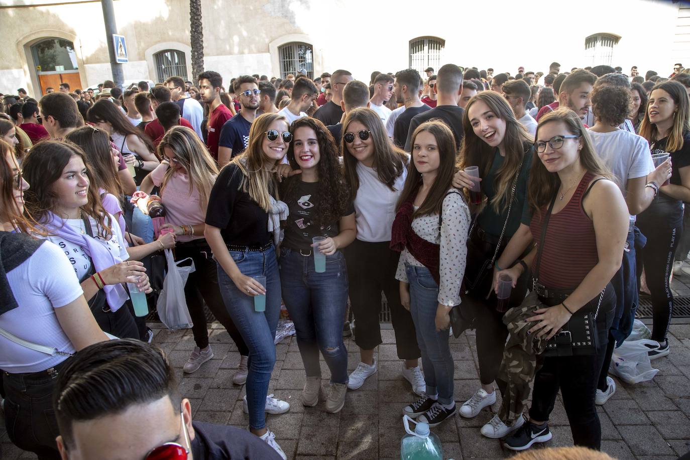 Una monumental paella, bebida, música y animación atrajeron a cientos de alumnos a la celebración del inicio del año académico