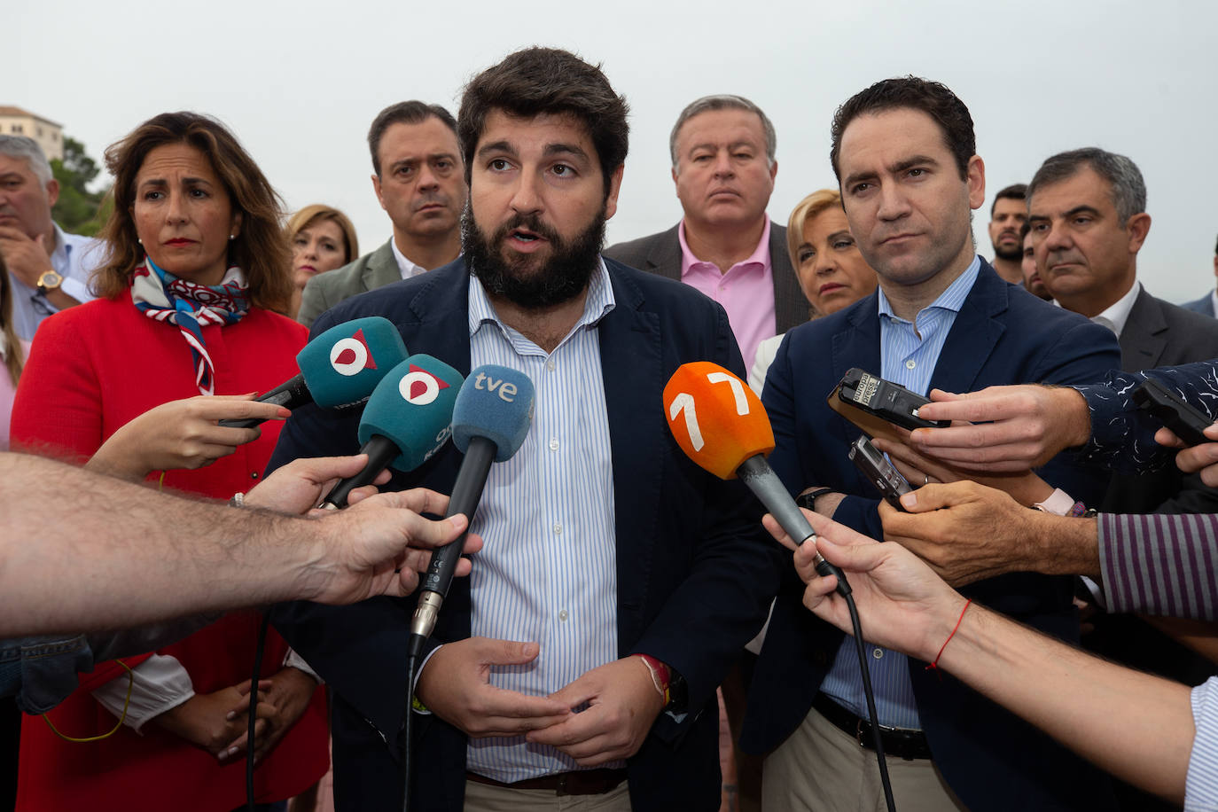 El presidente de la Comunidad se queja de que el PSOE «lo único que dice es que no se va a hacer cargo» en el acto que ha servido para presentar las listas del PP a las próximas elecciones generales del 10-N