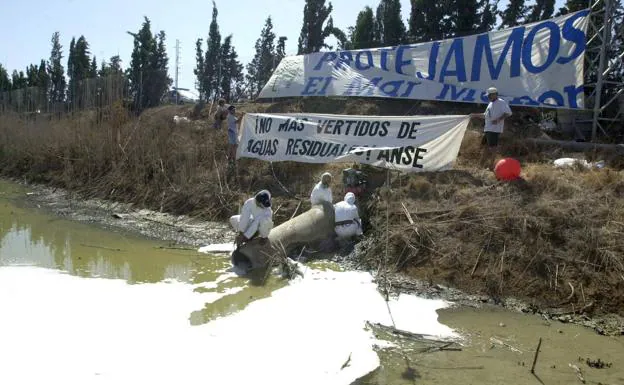 Protesta de ANSE por el vertido de aguas residuales desde la depuradora de Los Alcázares a la rambla del Albujón, en 2003.