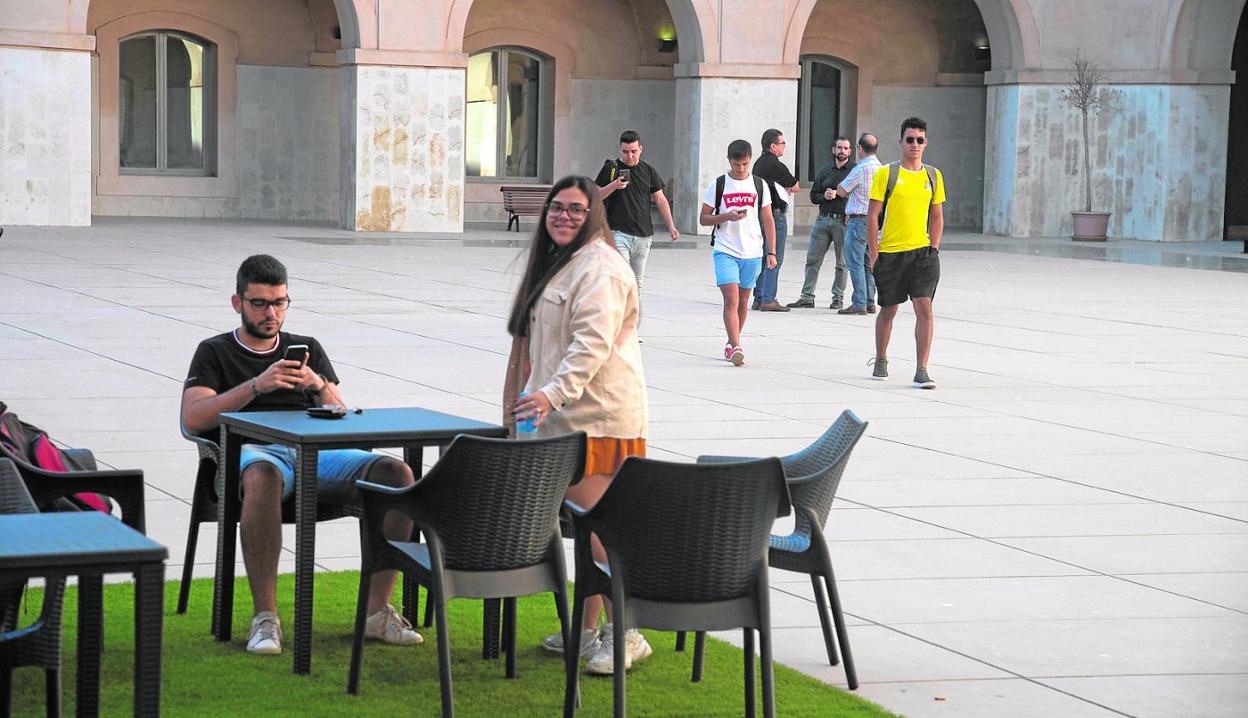 Estudiantes y profesores, en el patio de la Escuela de Industriales de la UPCT. 