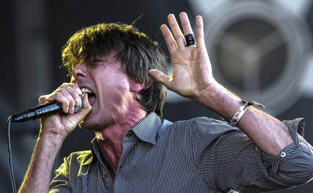 Brett Anderson, el cantante del grupo Suede, que encabeza el cartel del Welcome Estrella de Levante, durante un concierto